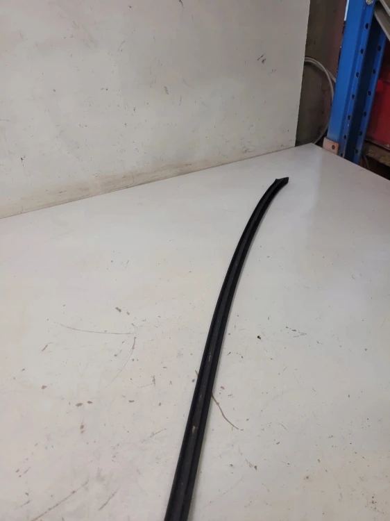 LISTWA ZGARNIAJĄCA SZYBY PRAWA AUDI Q7 4L0854328