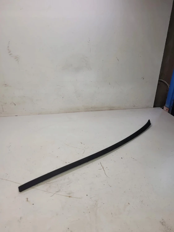 LISTWA ZGARNIAJĄCA SZYBY PRAWA AUDI Q7 4L0854328
