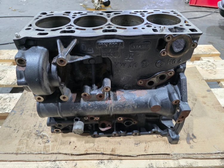 BLOK SILNIKA AUDI VOLKSWAGEN SEAT SKODA 2.0 TDI CRL 03N023A 8/26