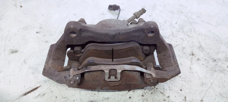 ZACISK HAMULCOWY PRAWY PRZÓD AUDI A6 A7 4G0105BM