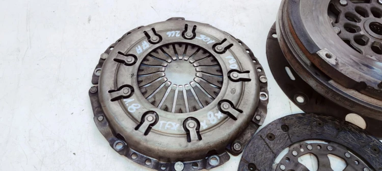 SPRZĘGŁO KOŁO DWUMAS AUDI A4 B8 A5 8T 1.8 TFSI 0B1105266AA *8*