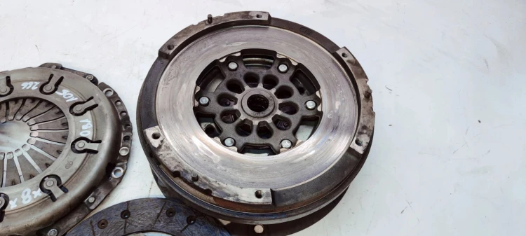 SPRZĘGŁO KOŁO DWUMAS AUDI A4 B8 A5 8T 1.8 TFSI 0B1105266AA *8*