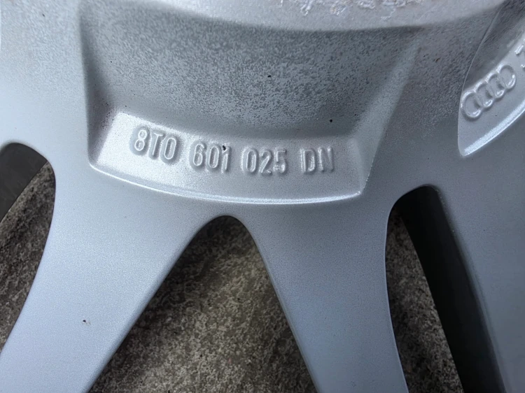 FELGA ALUMINIOWA AUDI VW SEAT SKODA 9.0J R20 ET29 8T0601025DN/DE/ CM S13/26