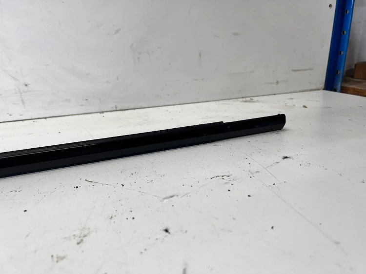 LISTWA DRZWI CZARNY POŁYSK LEWY PRZÓD AUDI A6 C8 4K0837475A T94