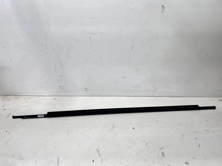 LISTWA DRZWI CZARNY POŁYSK LEWY PRZÓD AUDI A6 C8 4K0837475A T94