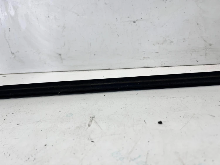 LISTWA DRZWI CZARNY POŁYSK LEWY PRZÓD AUDI A6 C8 4K0837475A T94