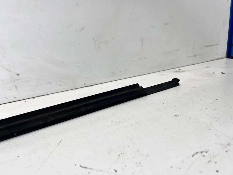LISTWA DRZWI CZARNY POŁYSK LEWY PRZÓD AUDI A6 C8 4K0837475A T94