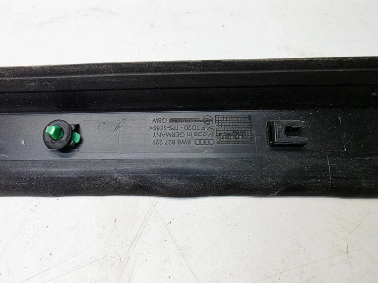 OSŁONA RYNNY KLAPY BAGAŻNIKA AUDI A5 8W SPORTBACK 8W8827229