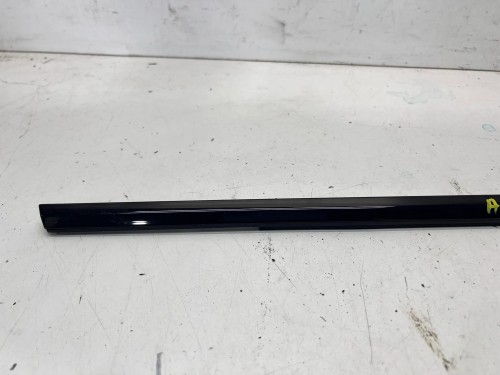 LISTWA DRZWI CZARNY POŁYSK LEWY TYŁ AUDI A6 C8 4K0839475A T94