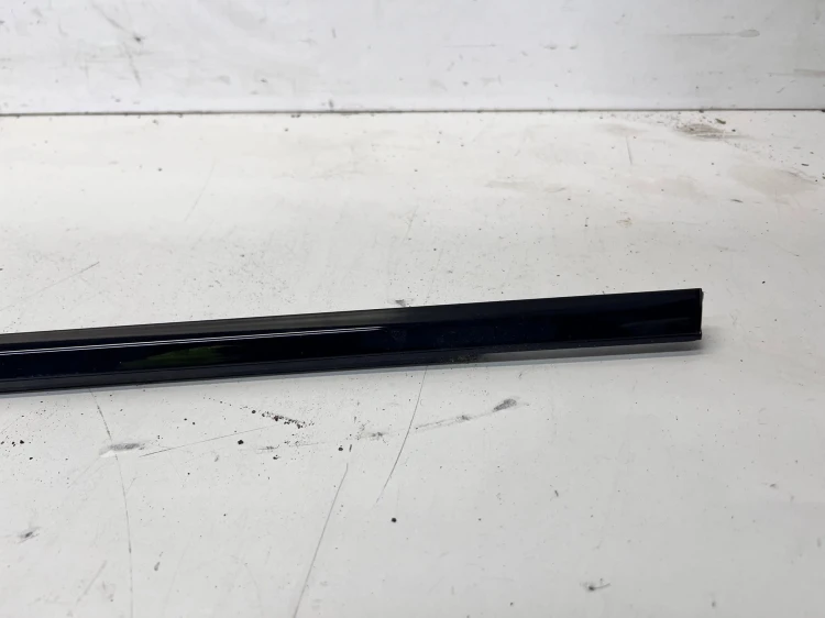 LISTWA DRZWI CZARNY POŁYSK LEWY TYŁ AUDI A6 C8 4K0839475A T94