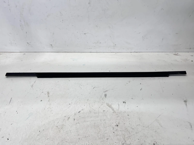 LISTWA DRZWI CZARNY POŁYSK LEWY TYŁ AUDI A6 C8 4K0839475A T94