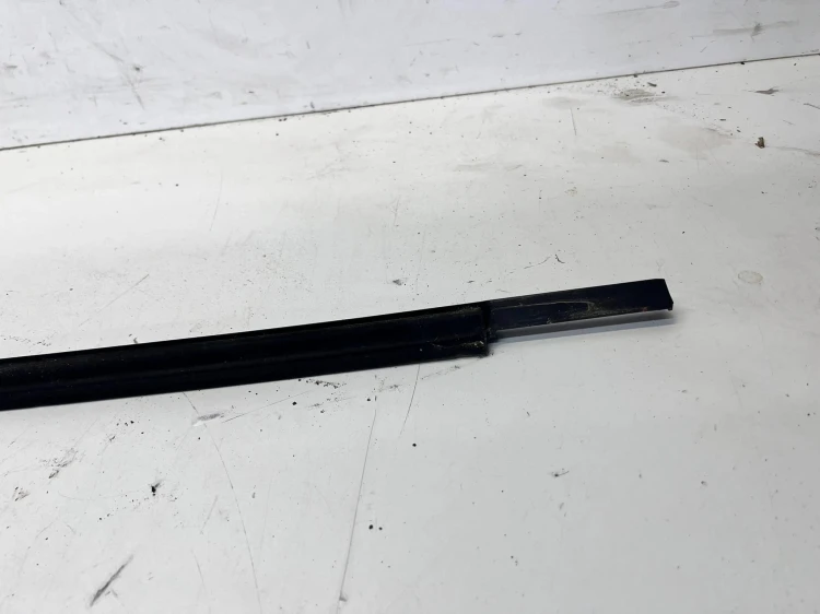 LISTWA DRZWI CZARNY POŁYSK LEWY TYŁ AUDI A6 C8 4K0839475A T94