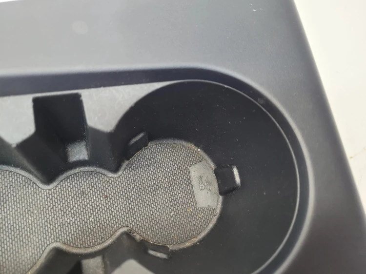 UCHWYT NA KUBKI KONSOLI ŚRODKOWEJ AUDI Q4 E-TRON 89A863289A 8Y0862533
