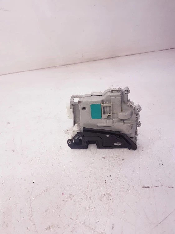 ZAMEK DRZWI PRAWY PRZÓD AUDI A1 8X1837016C 5-PIN