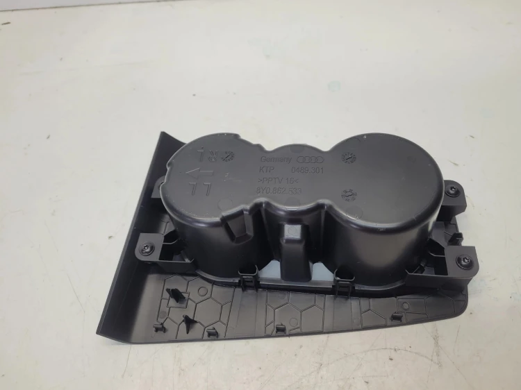 UCHWYT NA KUBKI KONSOLI ŚRODKOWEJ AUDI Q4 E-TRON 89A863289A 8Y0862533
