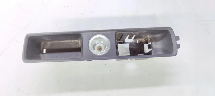 GNIAZDO ZAPALNICZKI TUNELU AUDI Q3 F3 83B863349