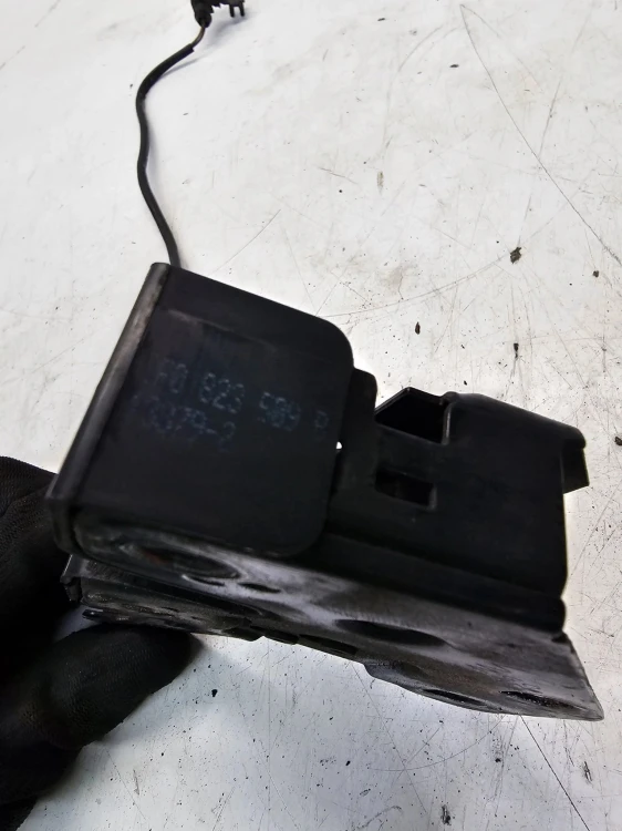 ZAMEK MASKI RYGIEL AUDI A6 C6 4F0823509B