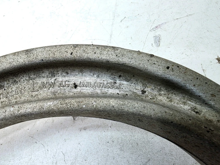 WAHACZ LEWY PRZÓD DRĄŻEK PROWADZĄCY AUDI Q7 4M 4M0407695C