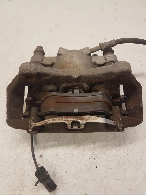 ZACISK HAMULCOWY LEWY PRZÓD AUDI A4 B8 A5 8K0105K