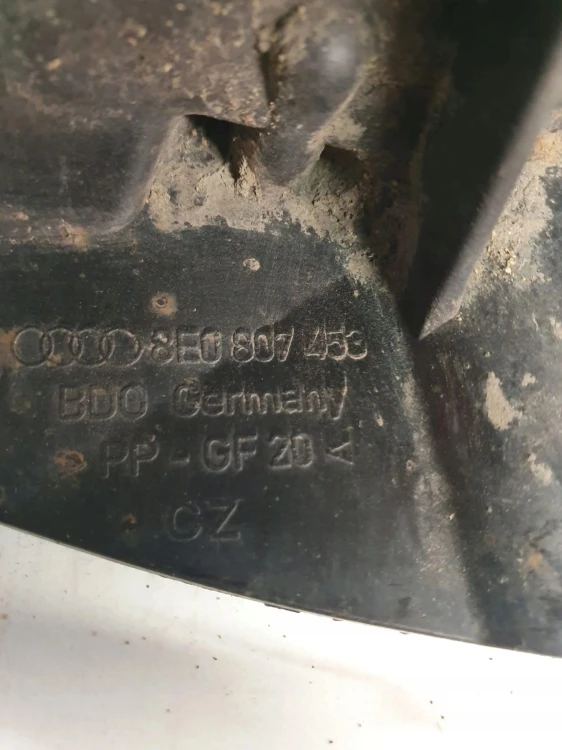 ŚLIZG ZDERZAKA LEWY TYŁ AUDI A4 B6 8E0807453