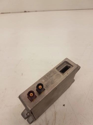 WZMACNIACZ ANTENOWY AUDI A4 A6 A5 Q5 8J0035456