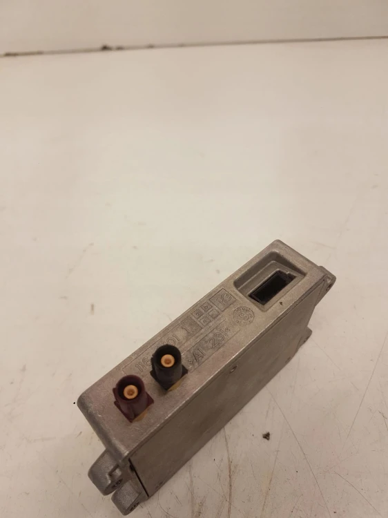 WZMACNIACZ ANTENOWY AUDI A4 A6 A5 Q5 8J0035456