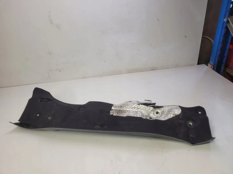 PODSZYBIE METALOWE AUDI A1 8X 8X0805275A