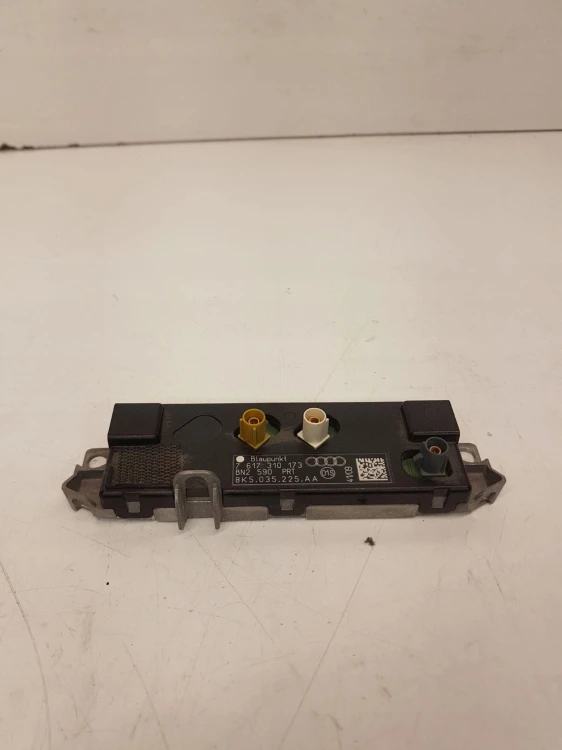 WZMACNIACZ ANTENOWY AUDI A4 B8 8K5035225AA