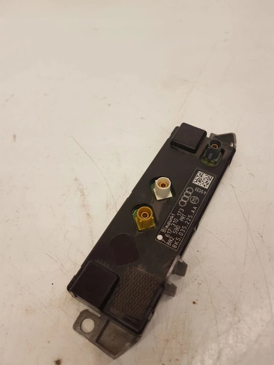 WZMACNIACZ ANTENOWY AUDI A4 B8 8K5035225AA
