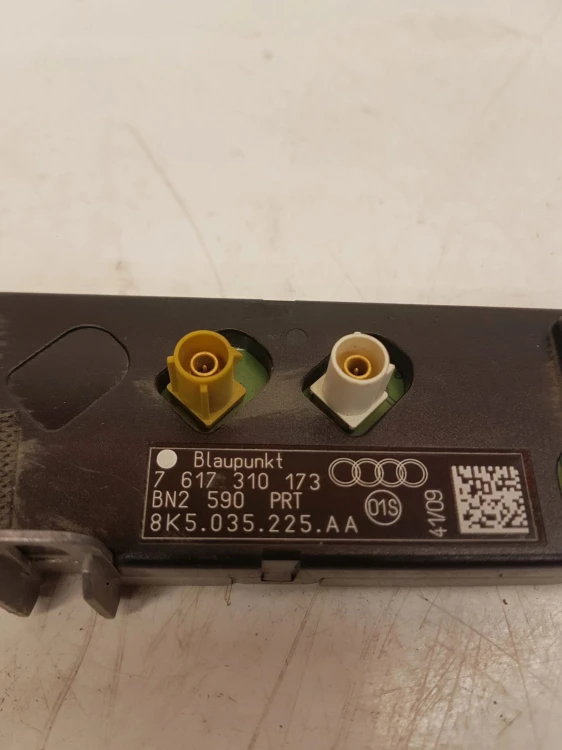 WZMACNIACZ ANTENOWY AUDI A4 B8 8K5035225AA