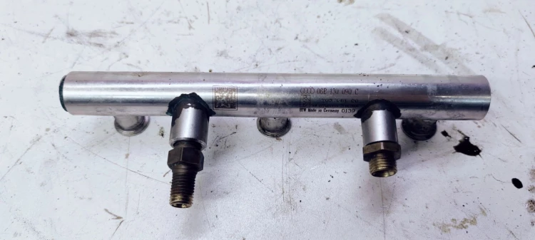 LISTWA WTRYSKOWA AUDI A4 A6 C6 3.2 FSI 06E13090C