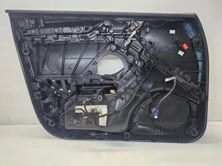 BOCZEK DRZWI PRAWY PRZÓD AUDI A3 8V SEDAN 8V5867106 UK
