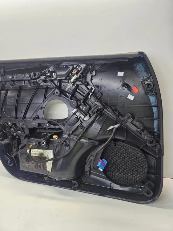 BOCZEK DRZWI PRAWY PRZÓD AUDI A3 8V SEDAN 8V5867106 UK