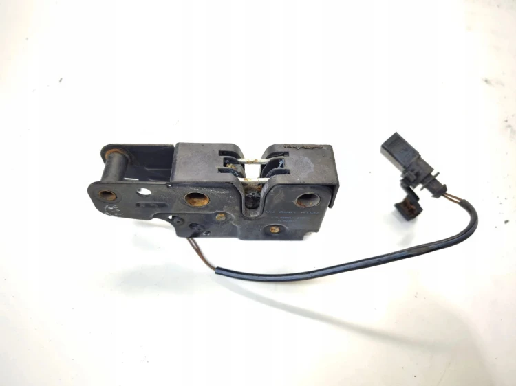 ZAMEK RYGIEL MASKI Z PASA PRZEDNIEGO AUDI Q7 4L 4L0823509