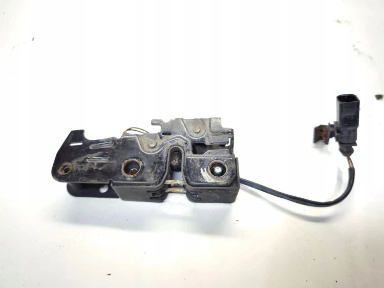 ZAMEK RYGIEL MASKI Z PASA PRZEDNIEGO AUDI Q7 4L 4L0823509