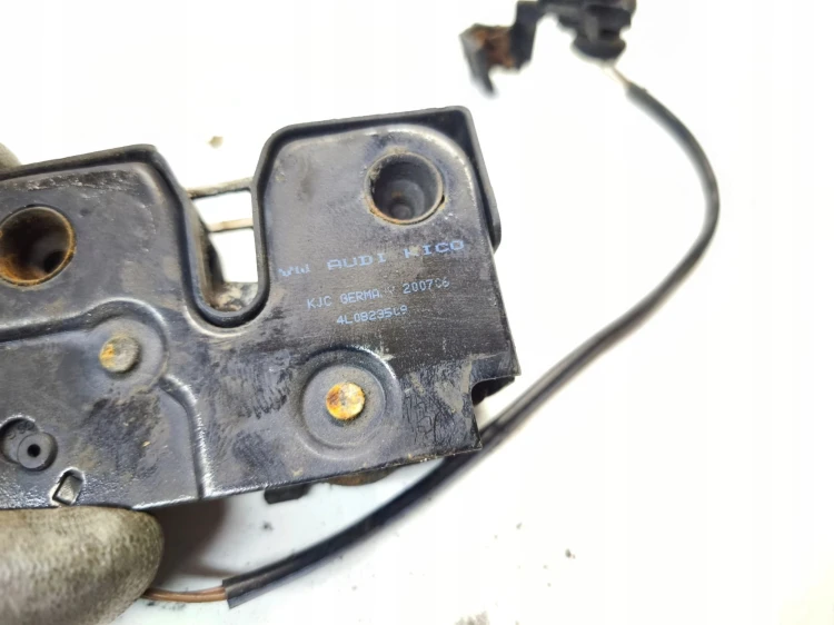 ZAMEK RYGIEL MASKI Z PASA PRZEDNIEGO AUDI Q7 4L 4L0823509