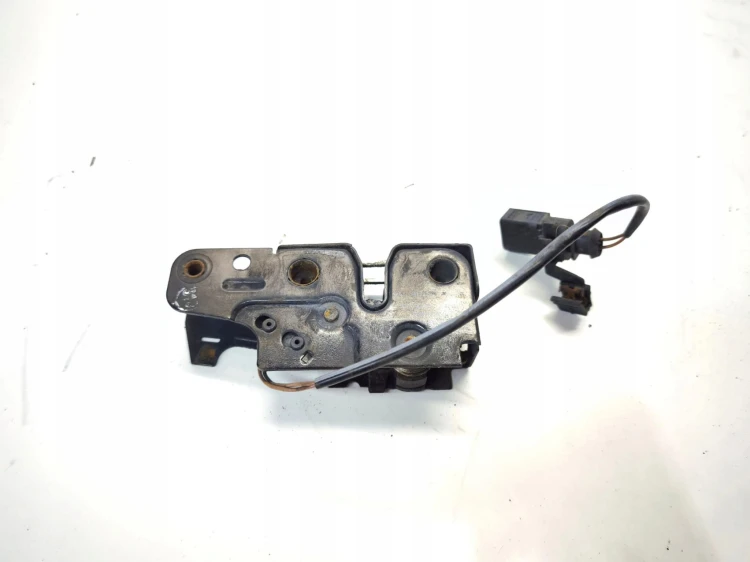 ZAMEK RYGIEL MASKI Z PASA PRZEDNIEGO AUDI Q7 4L 4L0823509