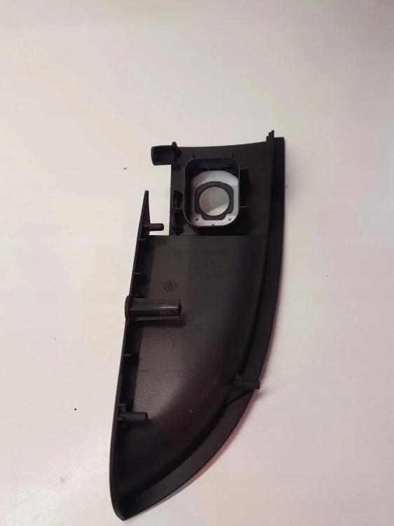 ZAŚLEPKA PRAWA PODŁOKIETNIKA AUDI A3 8P 8P3959558A