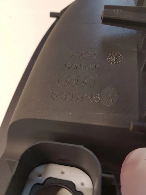 ZAŚLEPKA PRAWA PODŁOKIETNIKA AUDI A3 8P 8P3959558A