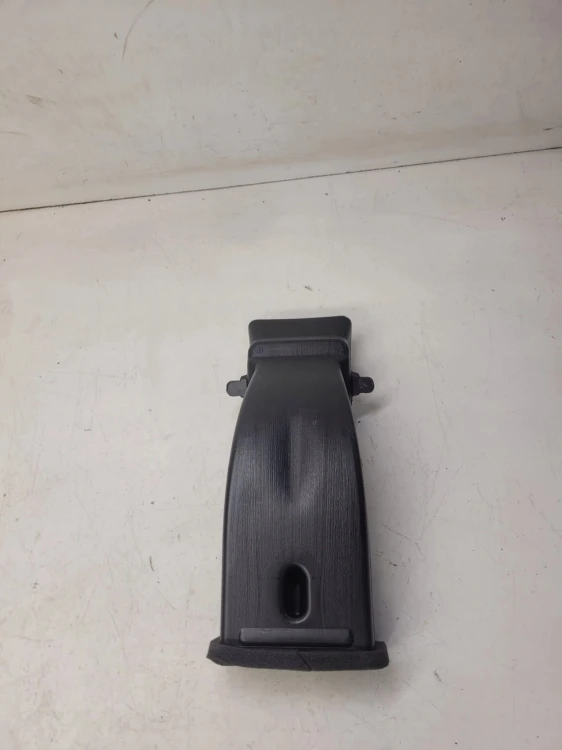 KANAŁ POWIETRZNY TUNELU AUDI Q3 8U0857042