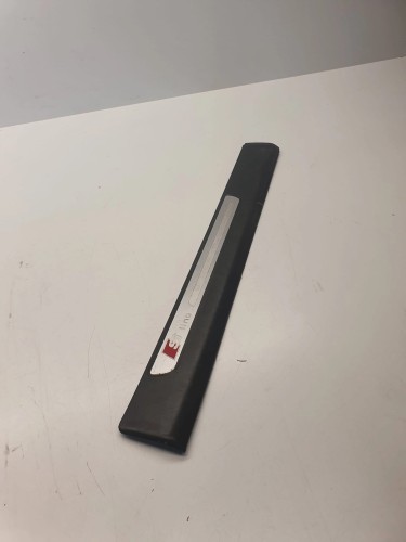 LISTWA PROGOWA PRAWY TYŁ A6 C6 S LINE 4F0853376E