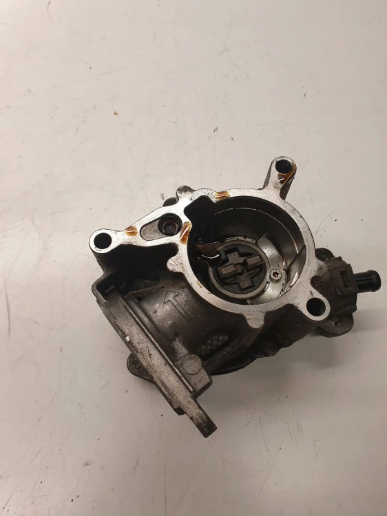 POMPA VACUM AUDI A4 A3 A6 VW 2,0 TFSI 06J145100C