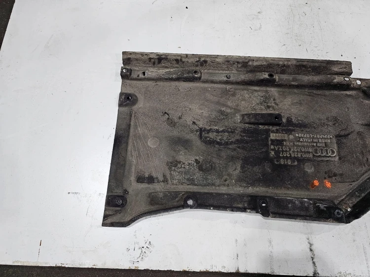 OSŁONA PODWOZIA LEWA AUDI A4 B9 8W0825207