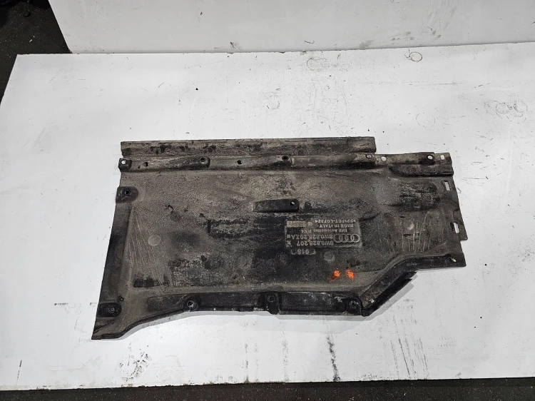 OSŁONA PODWOZIA LEWA AUDI A4 B9 8W0825207