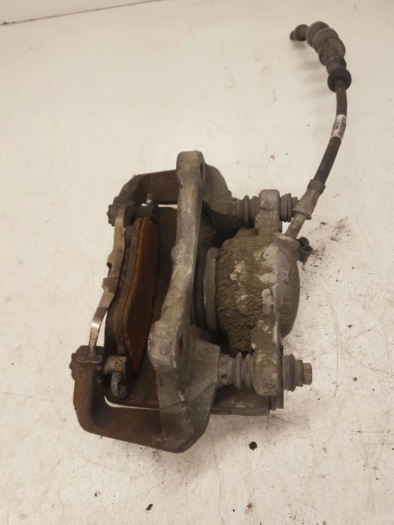 ZACISK HAMULCOWY PRAWY PRZÓD AUDI A4 B8 A5 8K0106S