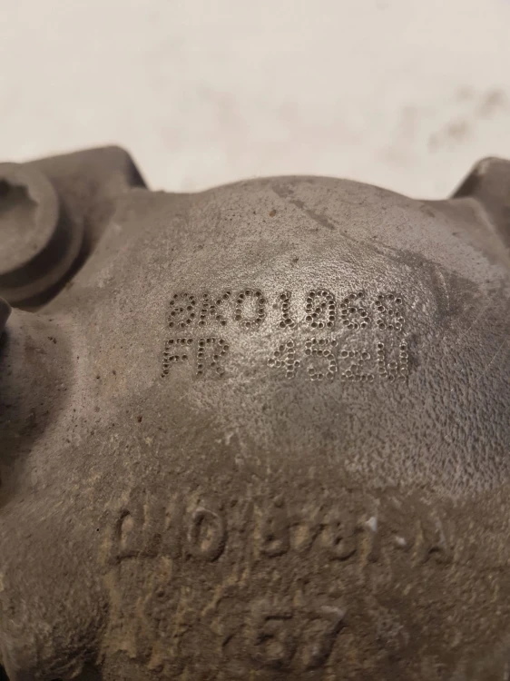 ZACISK HAMULCOWY PRAWY PRZÓD AUDI A4 B8 A5 8K0106S