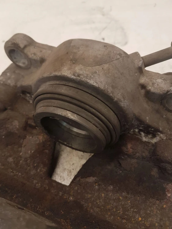 ZACISK HAMULCOWY LEWY PRZÓD AUDI A6 C7 7 4G0105R