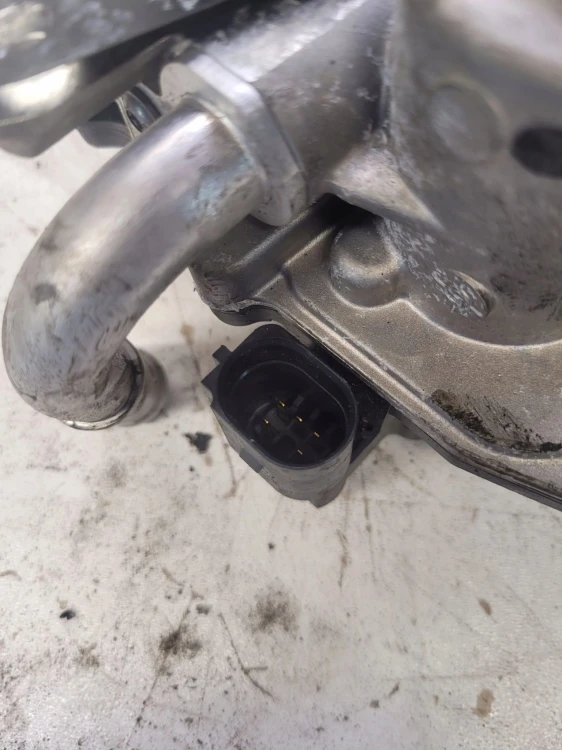 ZAWÓR EGR CHŁODNICA AUDI A4 A5 2.0 TDI 04L131501S