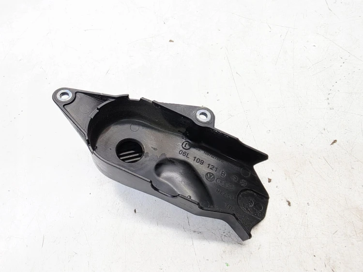 OBUDOWA OSŁONA PASKA POMPY WODY AUDI A4 B9 A5 Q5 FY 2.0 TFSI 06L109121B