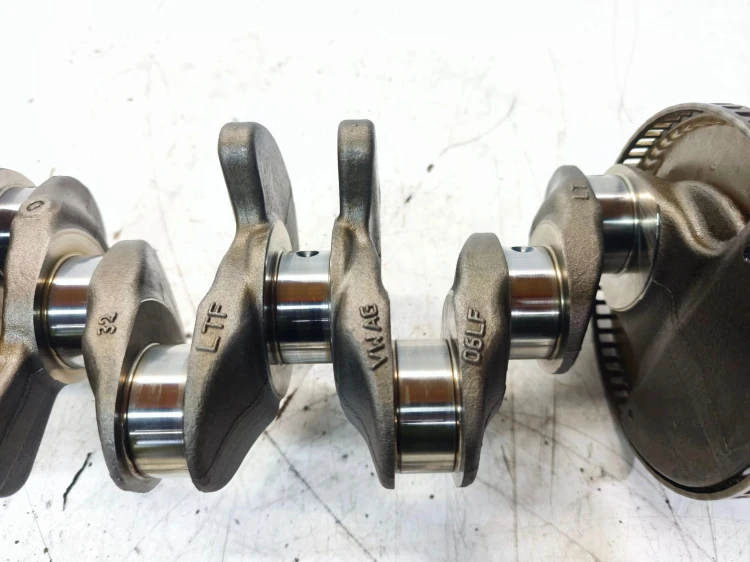 WAŁ KORBOWY + PANEWKI AUDI A4 B9 A5 8W 2.0 TFSI 06LF *48*